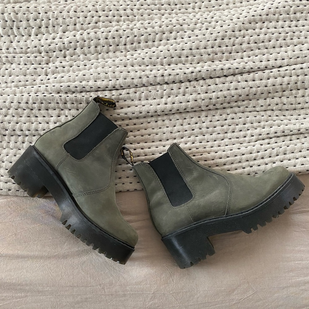 DOC MARTENS worn twice. In great condition.